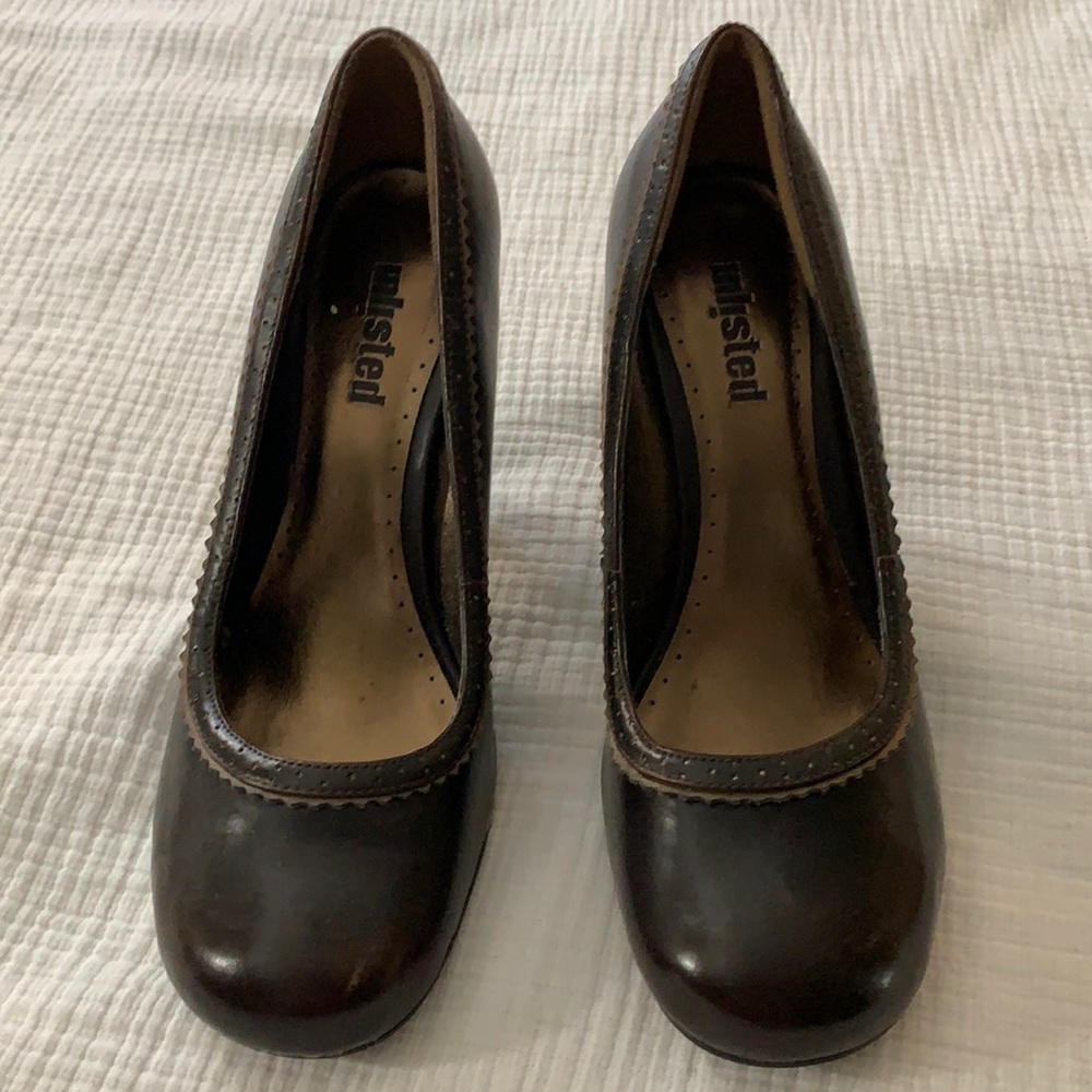 5/$35!   Brown Unlisted pumps with gold trim